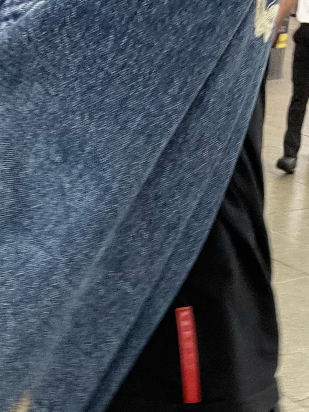 ブルー系のデニムパンツ、ブラック系のTシャツ/カットソー、ブルー系のトートバッグを着用したメンズの夏コーディネートの5枚目の写真