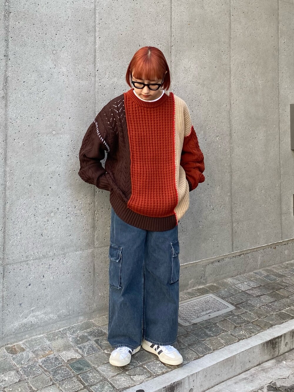 ブラウン系のニット/セーターを着用したレディースの秋コーディネートの2枚目の写真