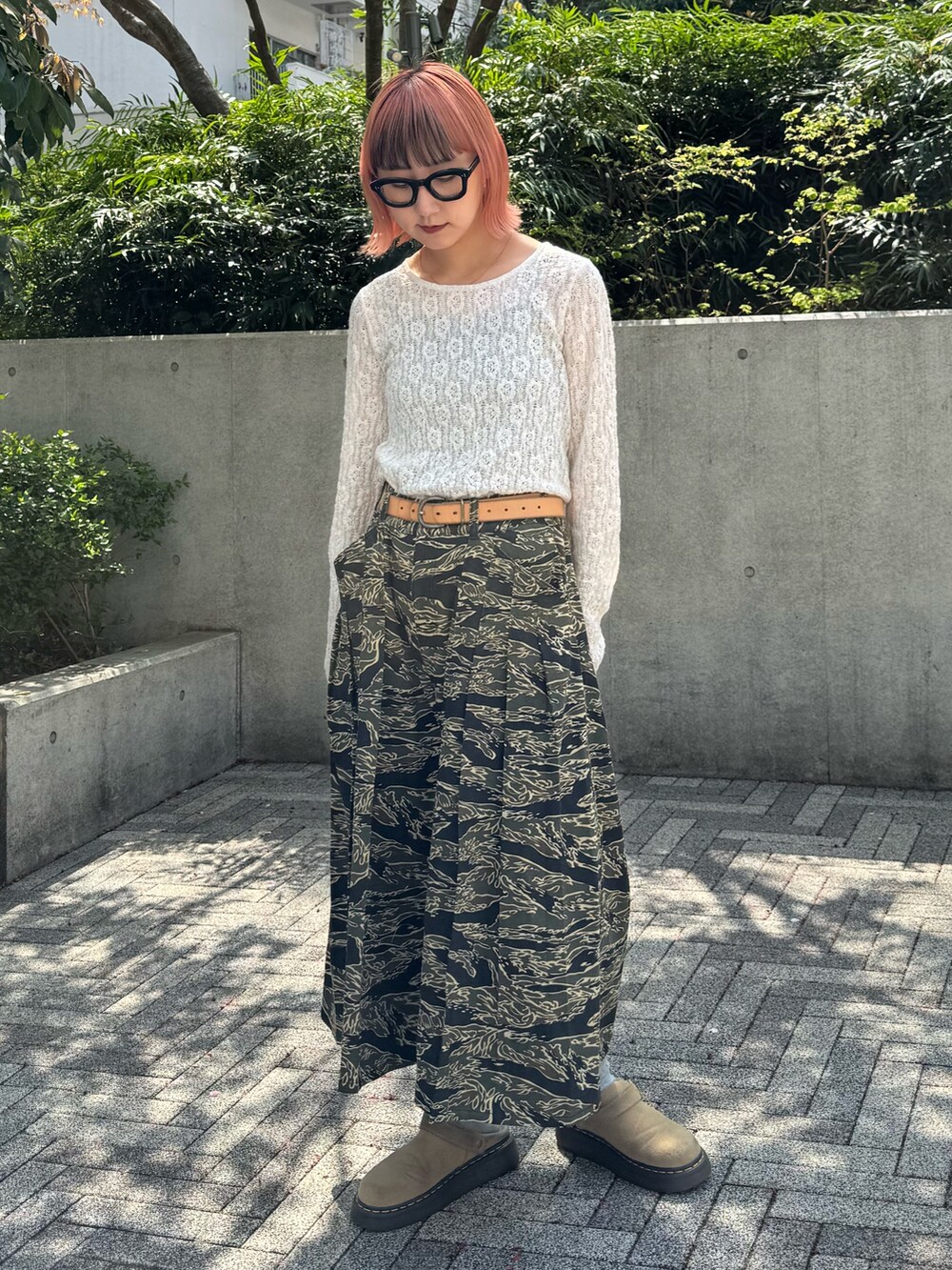 グリーン系のデニムパンツを着用したレディースの春コーディネートの2枚目の写真