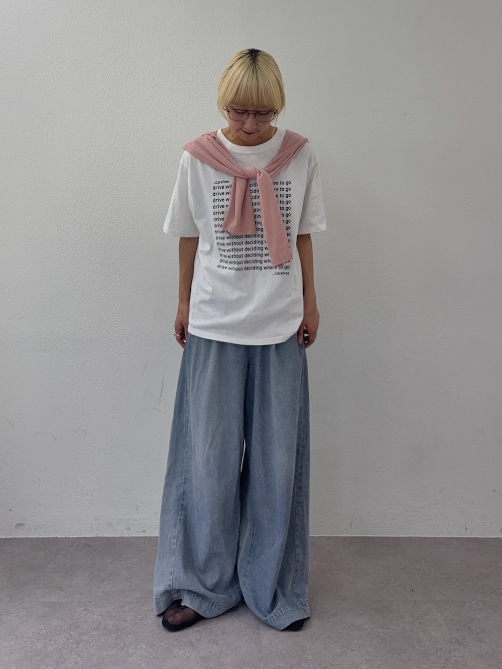 ホワイト系のTシャツ/カットソー、ピンク系のTシャツ/カットソー、ブルー系のデニムパンツを着用したレディースの夏コーディネートの2枚目の写真