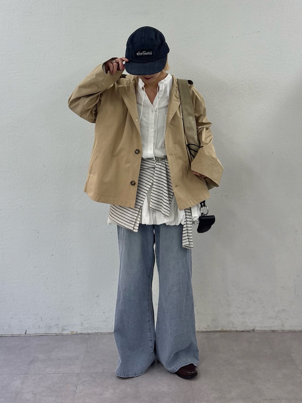 ブルー系のデニムパンツ、ホワイト系のシャツ/ブラウス、ホワイト系のTシャツ/カットソーを着用したレディースの春コーディネートの3枚目の写真