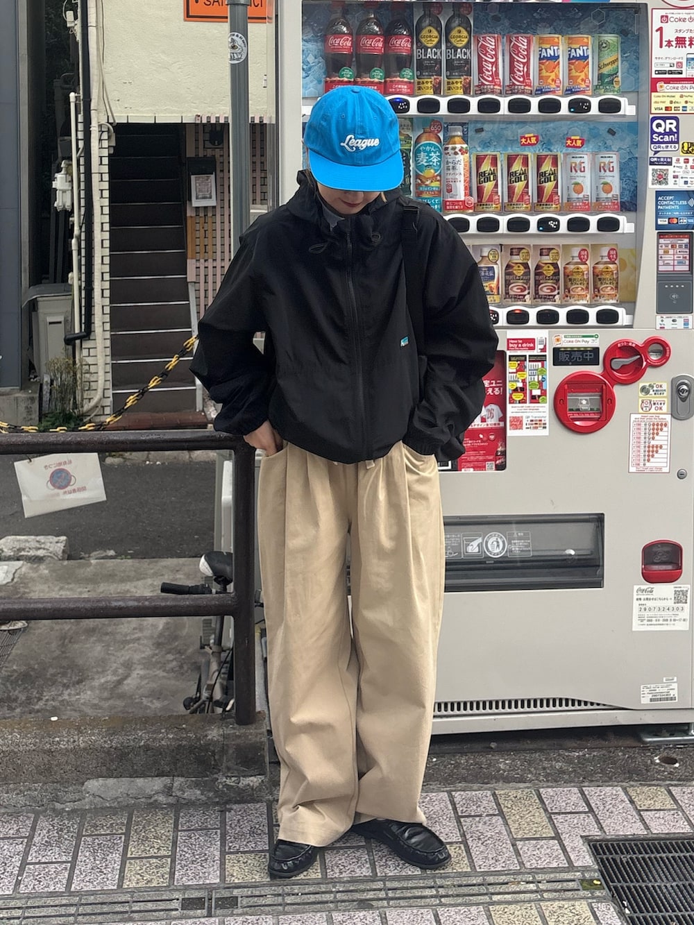 ベージュ系のその他パンツ、ブラック系のマウンテンパーカーを着用したレディースの春コーディネートの2枚目の写真