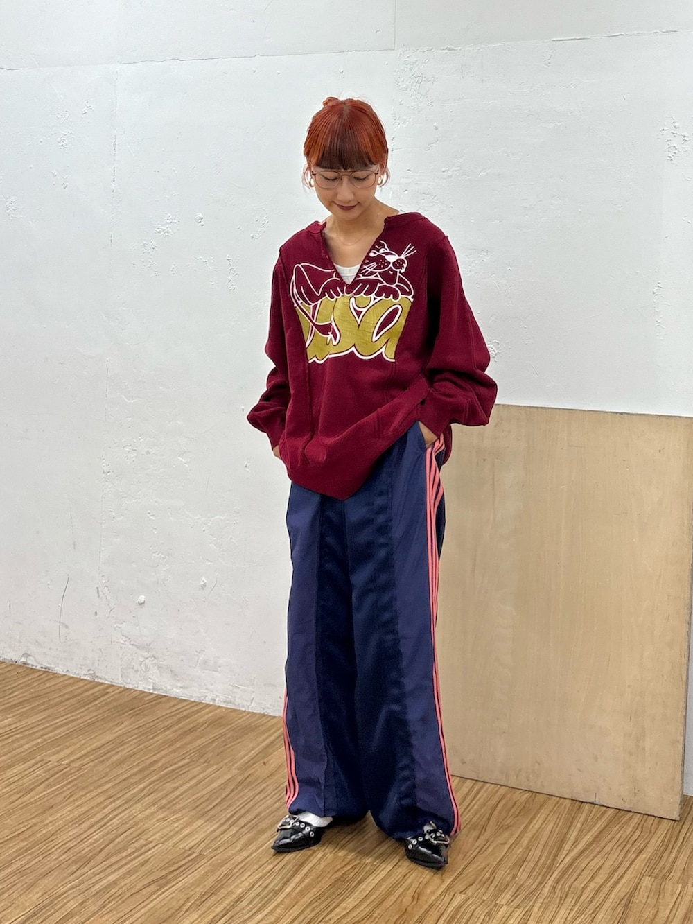 レッド系のスウェット、ブルー系のスウェットパンツを着用したレディースの夏コーディネートの2枚目の写真