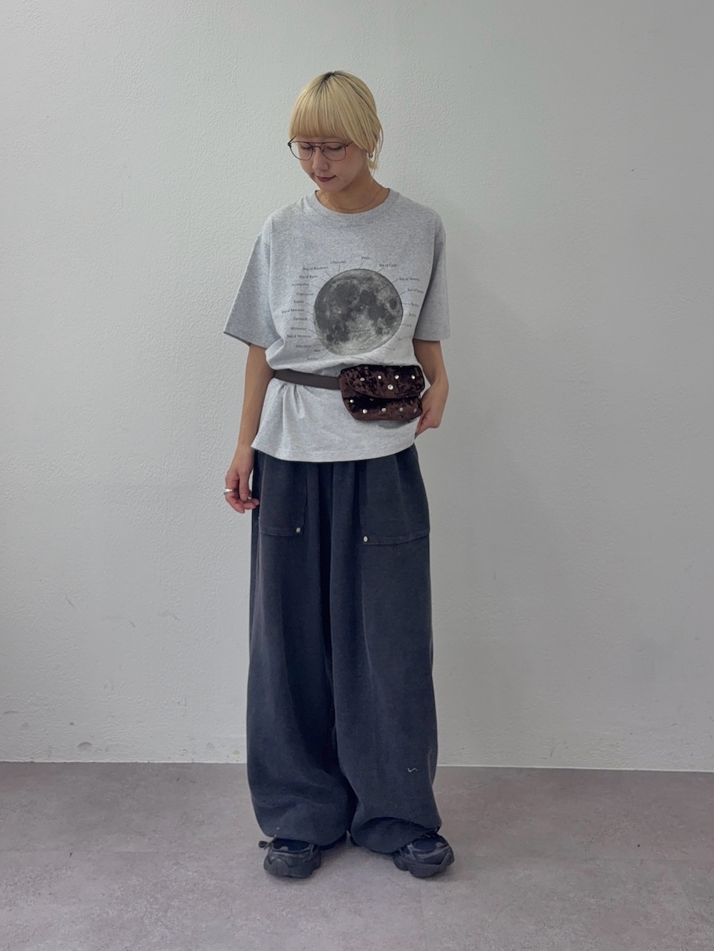 グレー系のTシャツ/カットソー、ブラック系のスウェットパンツ、ブラウン系のボディバッグ/ウエストポーチを着用したレディースの夏コーディネートの2枚目の写真