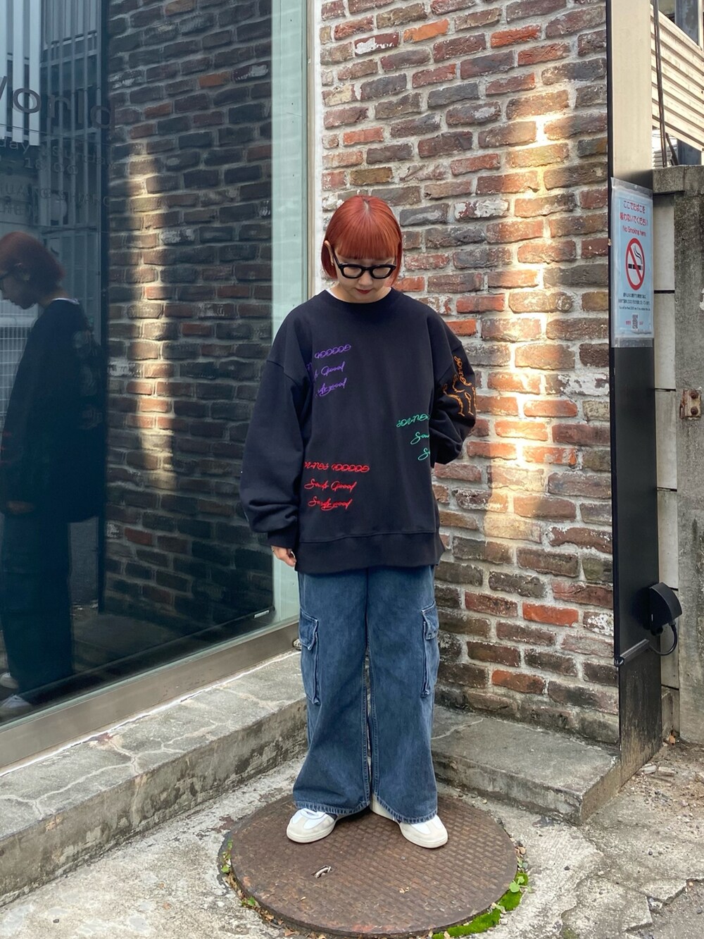 ブルー系のスウェットを着用したレディースの秋コーディネートの2枚目の写真