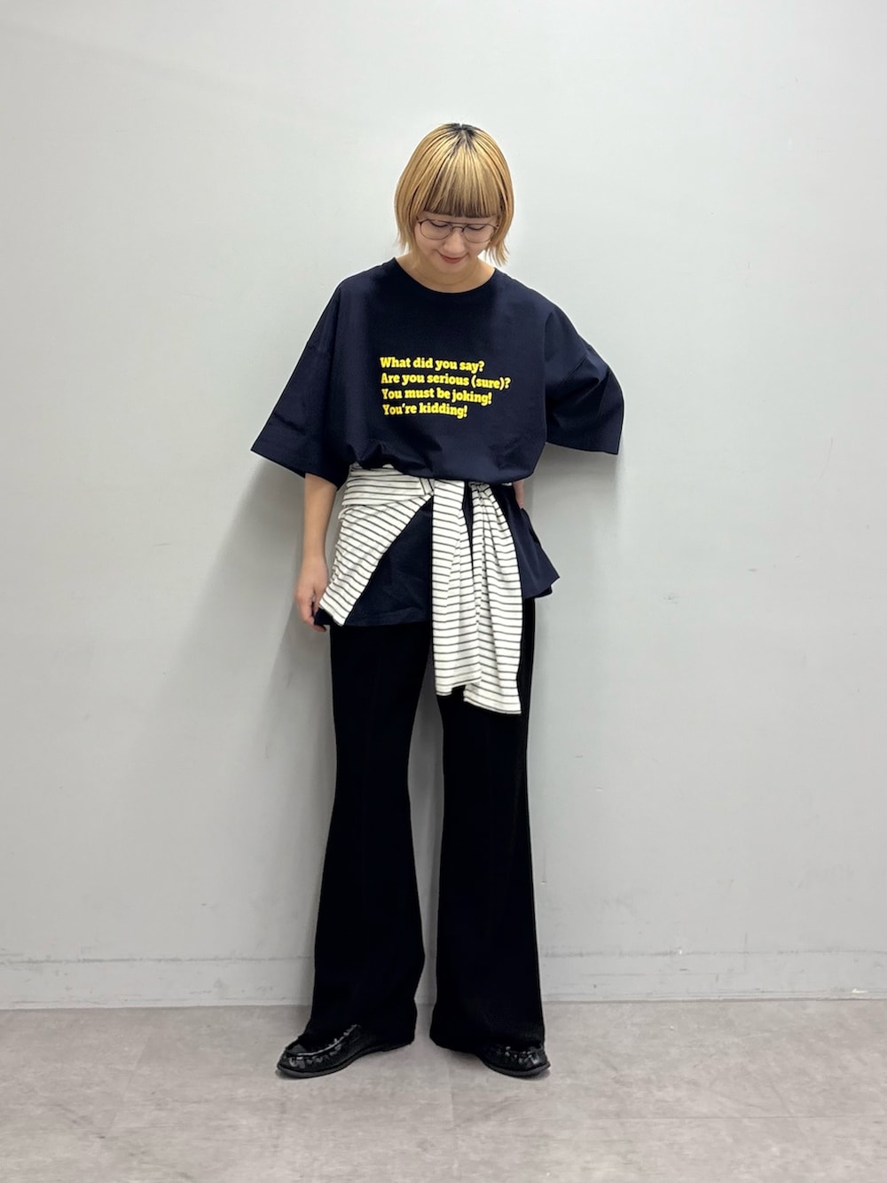ブルー系のTシャツ/カットソー、ホワイト系のTシャツ/カットソー、ブラック系のその他パンツを着用したレディースの春コーディネートの3枚目の写真
