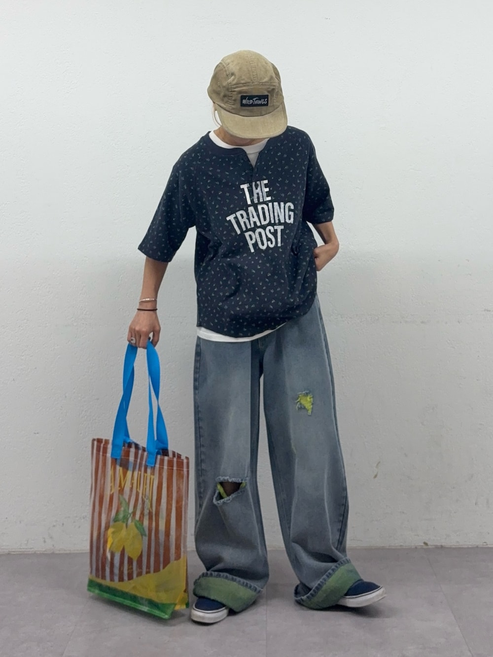 ブルー系のTシャツ/カットソー、イエロー系のデニムパンツを着用したレディースの夏コーディネートの2枚目の写真