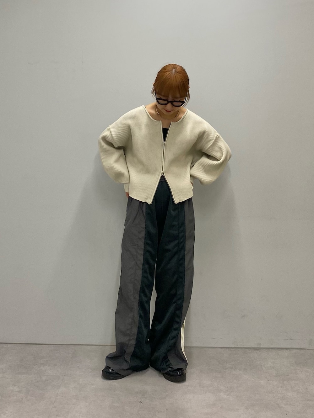 グリーン系のその他パンツ、ホワイト系のニット/セーターを着用したレディースの秋コーディネートの2枚目の写真