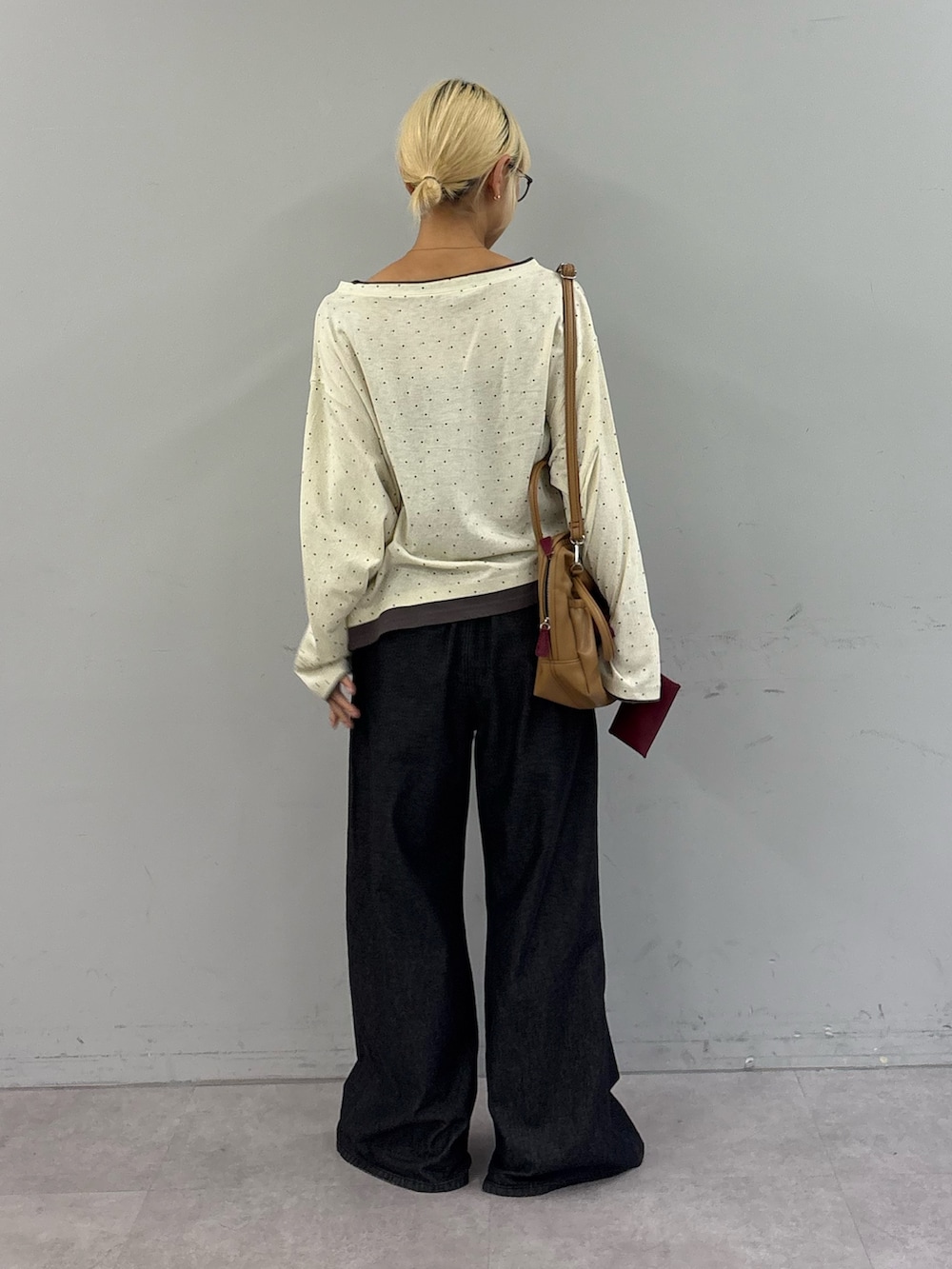 ホワイト系のTシャツ/カットソー、ブルー系のデニムパンツ、イエロー系のショルダーバッグを着用したレディースの夏コーディネートの2枚目の写真