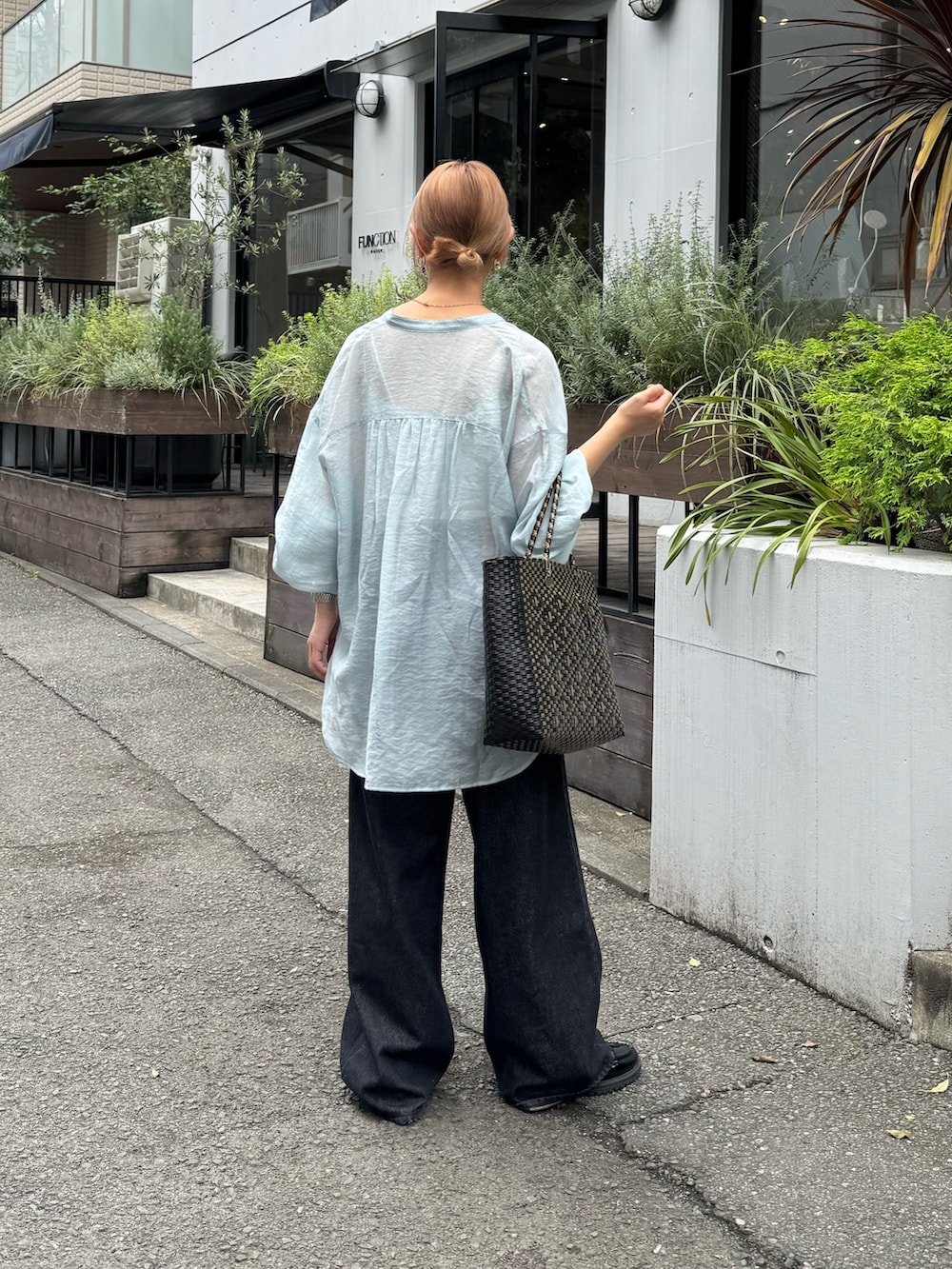 ブルー系のシャツ/ブラウス、ブラック系のデニムパンツ、ブラック系のトートバッグを着用したレディースの夏コーディネートの2枚目の写真