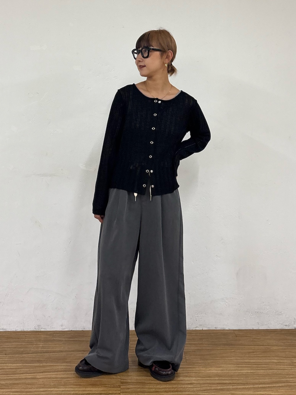 「デートコーデ、メガネ女子、きれいめカジュアル、韓国ファッション、ブラックコーデ、お出かけコーデ、シンプルカジュアル、パンツコーデ、大人女子、ラクチンコーデ、休日スタイル、キレイめカジュアル、夏、大人ファッション、シアートップス」｜「CIAOPANIC TYPYの針抜きシアー2wayスナップカーデ（カーディガン/ボレロ、ブラック系）」を使った、ayakaさん（骨格ウェーブ・レディース・158cm）の夏コーディネートの2枚目の写真