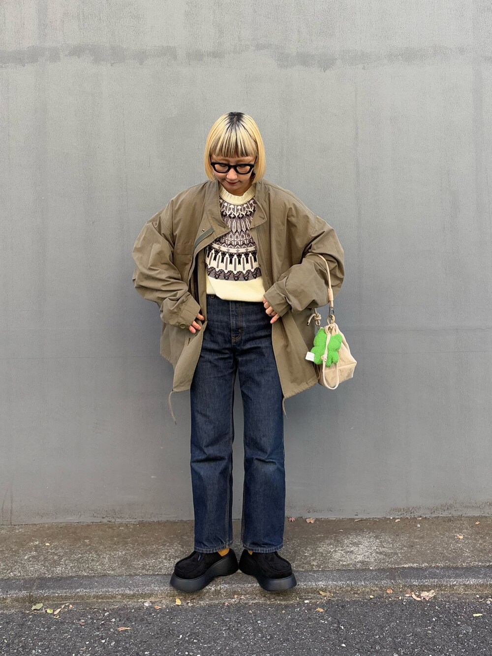 ホワイト系のニット/セーター、ブラック系のサンダル、グリーン系のモッズコートを着用したレディースの冬コーディネートの2枚目の写真