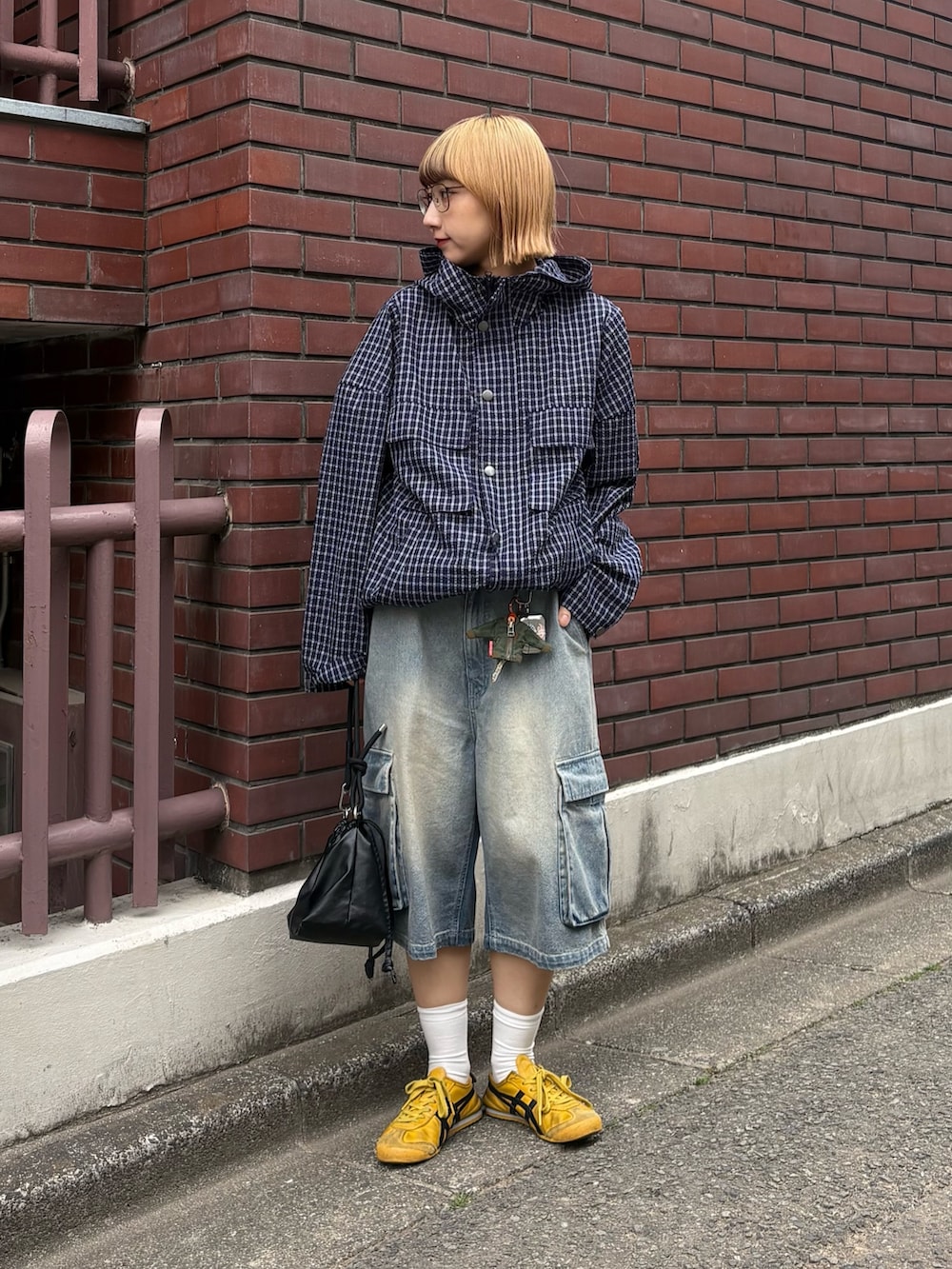 ブルー系のパーカー、ブラック系のショルダーバッグ、ブルー系のその他パンツを着用したレディースの春コーディネートの2枚目の写真