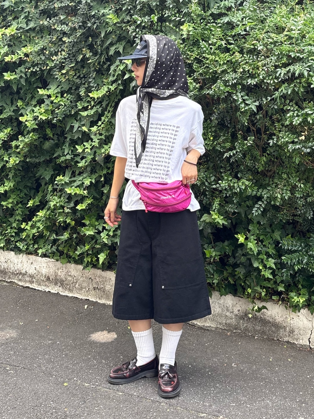 ホワイト系のTシャツ/カットソー、ブラック系のその他パンツ、ブラック系のバンダナ/スカーフを着用したレディースの夏コーディネートの2枚目の写真