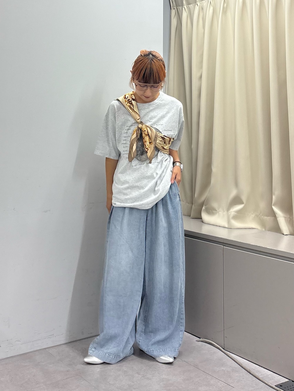 「秋服準備はじめました、韓国ファッション、メガネ女子、古着MIX、プチプラ、ボリューム袖、秋コーデ、デニム、大人カジュアルコーデ、休日スタイル、大人かわいい、初秋のパンツスタイル」｜「CIAOPANIC TYPYの【WEB限定】【新色追加】ムーンクレーター＆アースロゴプリントTee（Tシャツ/カットソー、グレー系）」を使った、ayakaさん（骨格ウェーブ・レディース・158cm）の秋コーディネートの2枚目の写真