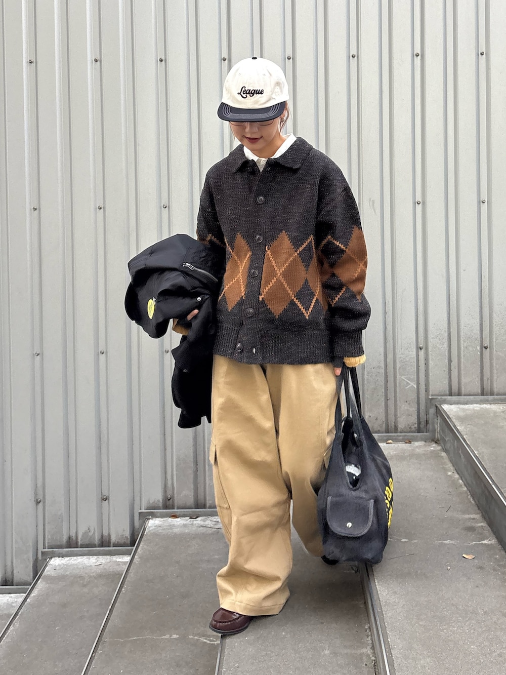 ベージュ系のカーゴパンツ、ブラック系のトートバッグ、グレー系のカーディガン/ボレロを着用したレディースの冬コーディネートの2枚目の写真