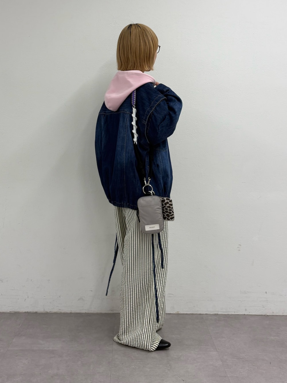 ブルー系のデニムジャケット、ホワイト系のTシャツ/カットソー、ピンク系のパーカーを着用したレディースの春コーディネートの2枚目の写真