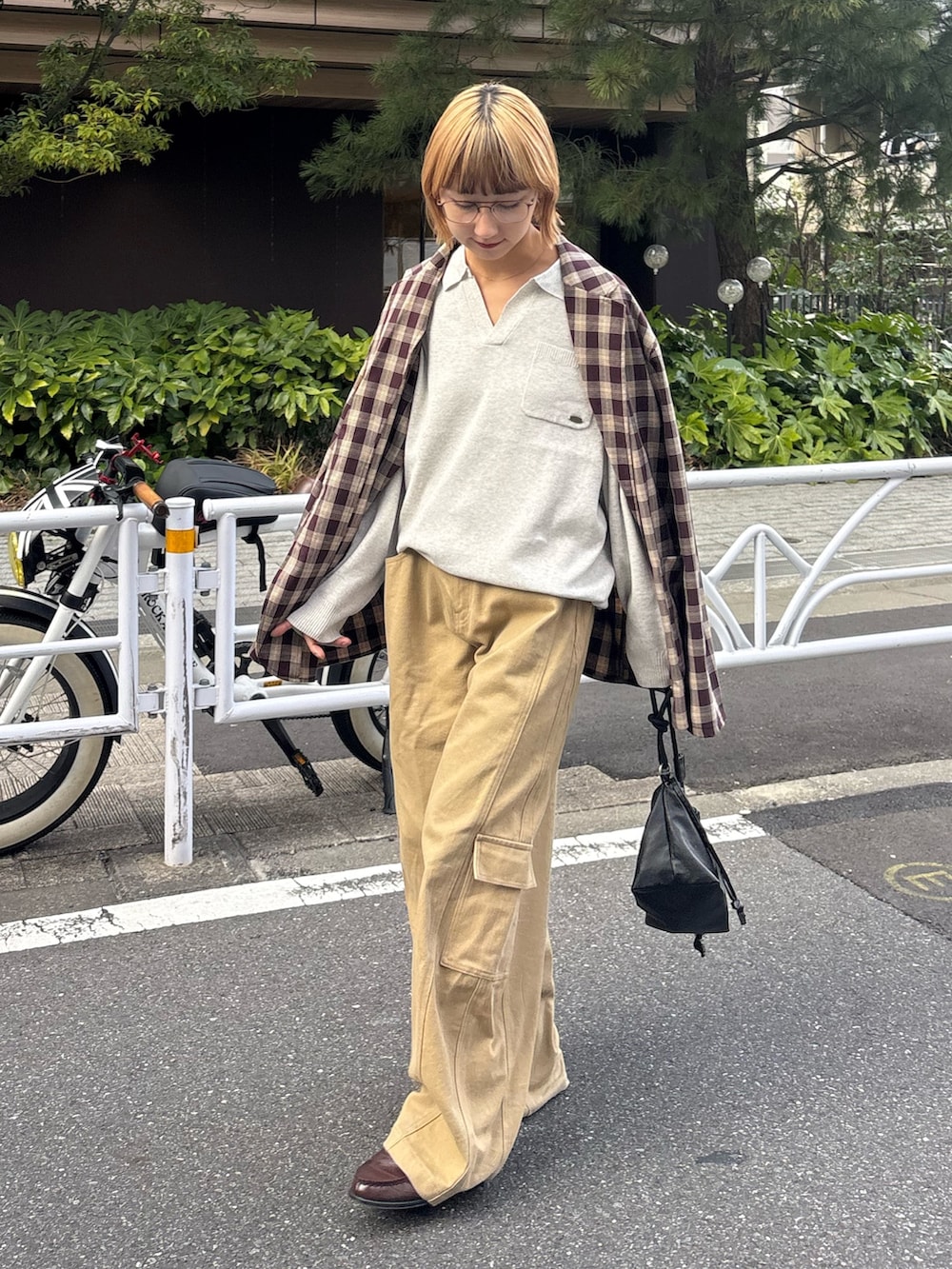 ホワイト系のニット/セーター、ブラック系のショルダーバッグ、ベージュ系のカーゴパンツを着用したレディースの春コーディネートの2枚目の写真