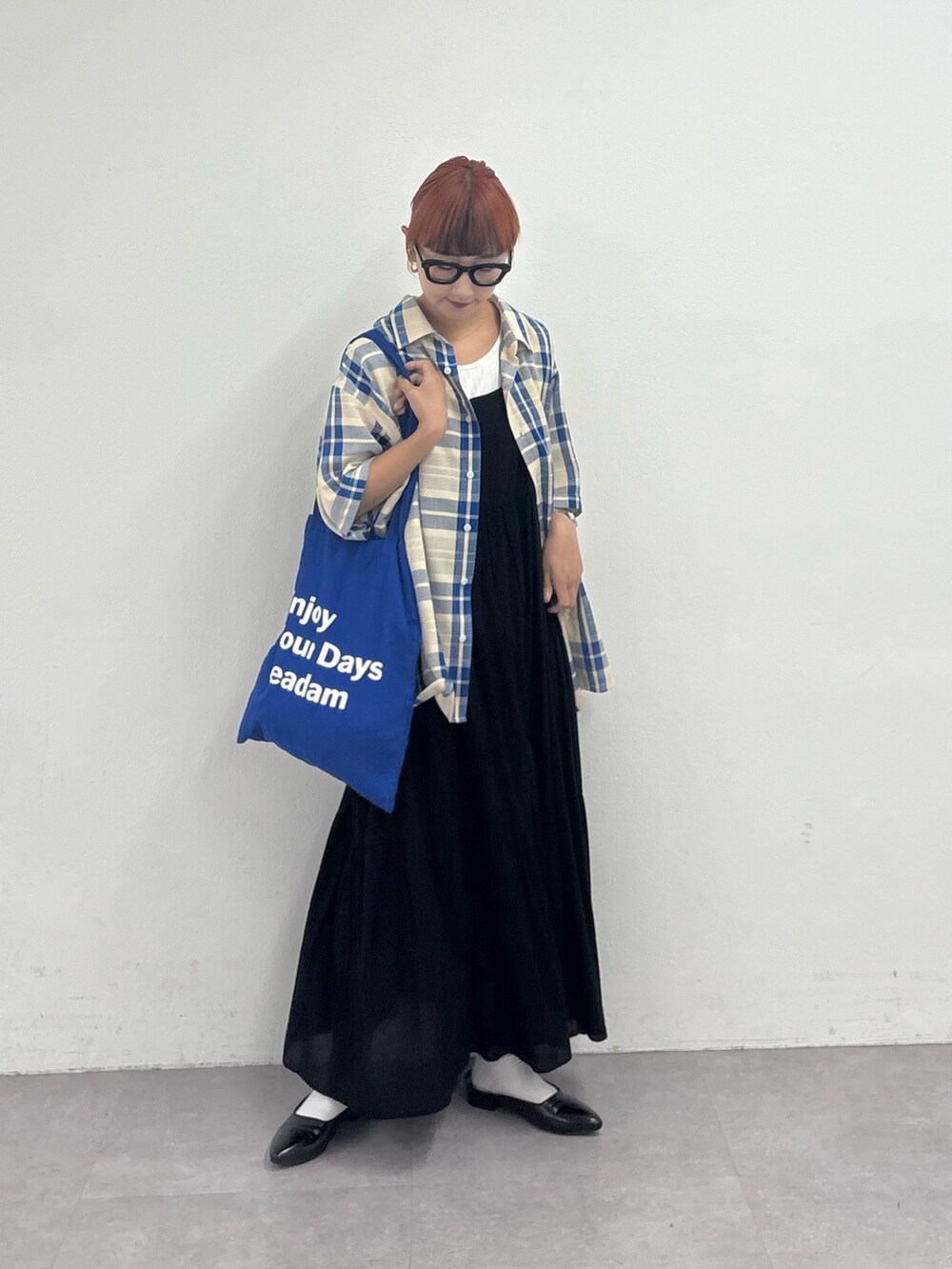 ブラック系のワンピース、ベージュ系のシャツ/ブラウス、ホワイト系のタンクトップを着用したレディースの夏コーディネートの2枚目の写真