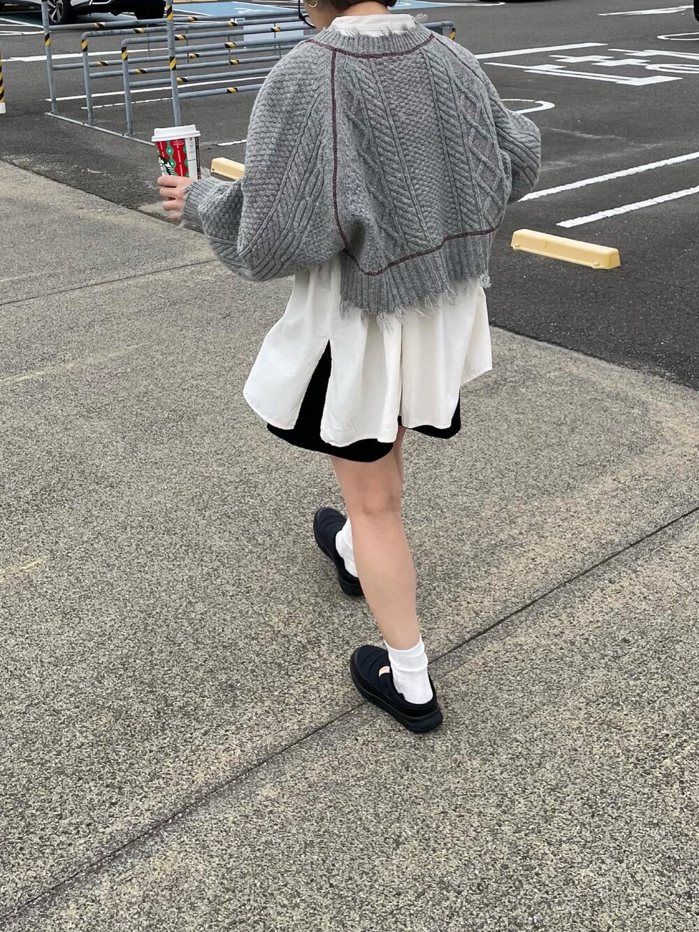 「大人カジュアル、お洒落さんとつながりたい、大人かわいい、シンプル、カーディガン、シャツワンピース、ショートパンツ、ニットカーディガン、スリッポン、ハーフパンツ、シンプルコーデ、カジュアルコーデ、めがね、メガネ女子、古着MIX」｜「CIAOPANIC TYPYの【etsinta/エシンタ】フィッシャーマンカットオフボレロ（カーディガン/ボレロ、グレー系）」を使った、ayakaさん（レディース・158cm）の冬コーディネートの4枚目の写真