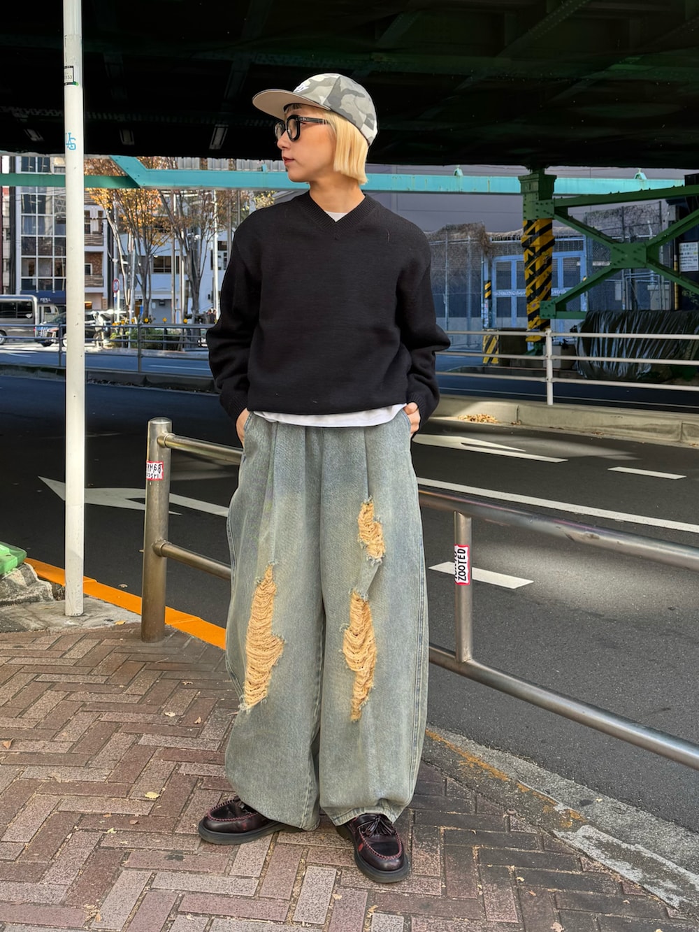 レッド系のローファー、グリーン系のキャップを着用したレディースの冬コーディネートの2枚目の写真