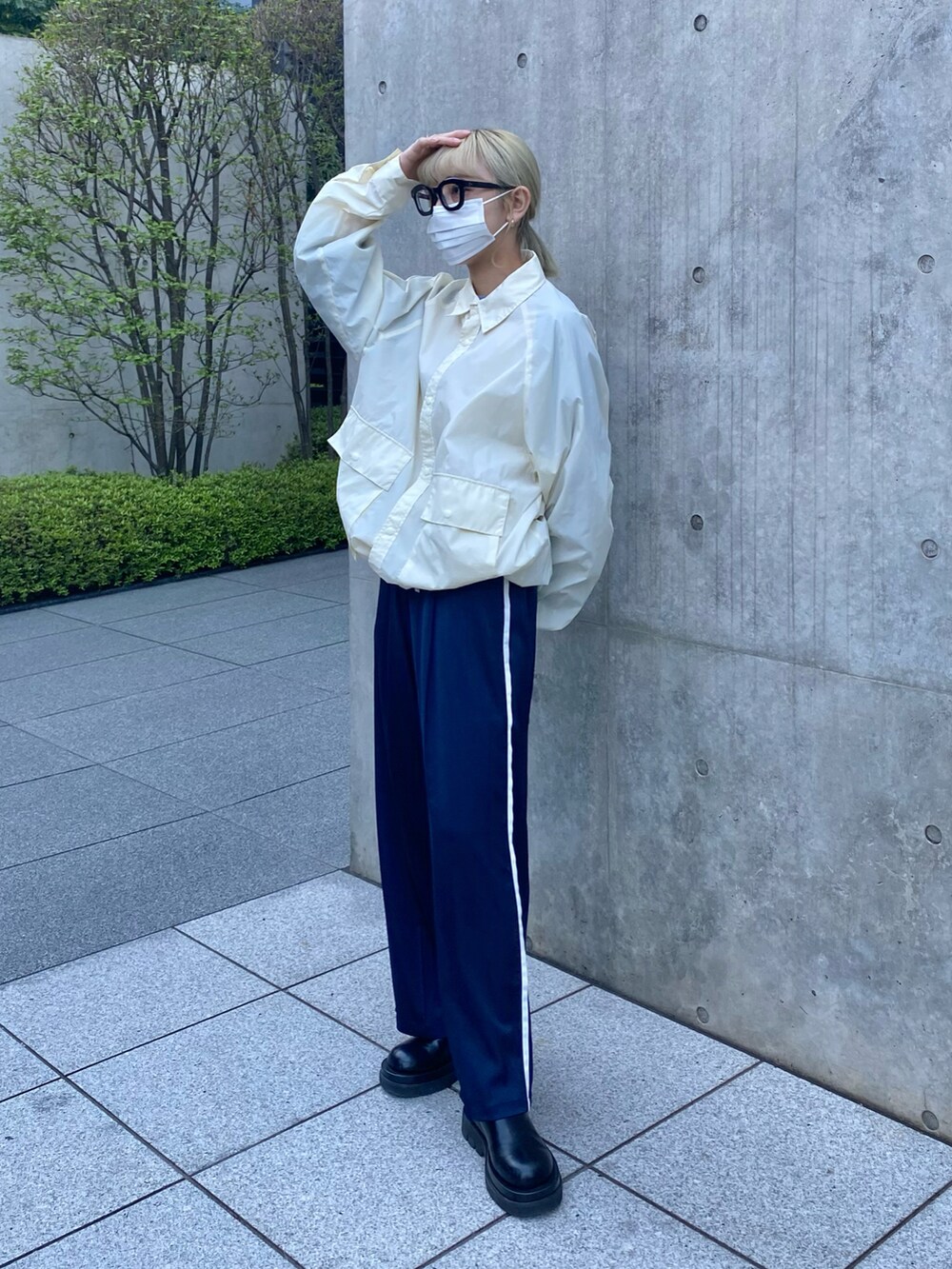 「春服、カジュアルコーデ、お出かけコーデ、大人カジュアル、ラインパンツ、サテンパンツ、ホワイトコーデ、ドリズラージャケット、ジャケット、春服コーデ」｜「CIAOPANIC TYPYのビッグポケットドリズラージャケット/シャツジャケット（ブルゾン、ホワイト系）」を使った、ayakaさん（レディース・158cm）の春コーディネートの3枚目の写真