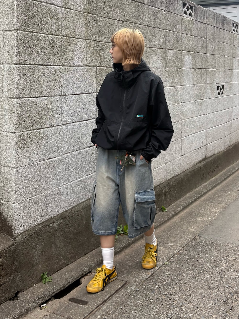 ブラック系のマウンテンパーカー、ブルー系のその他パンツを着用したレディースの春コーディネートの2枚目の写真