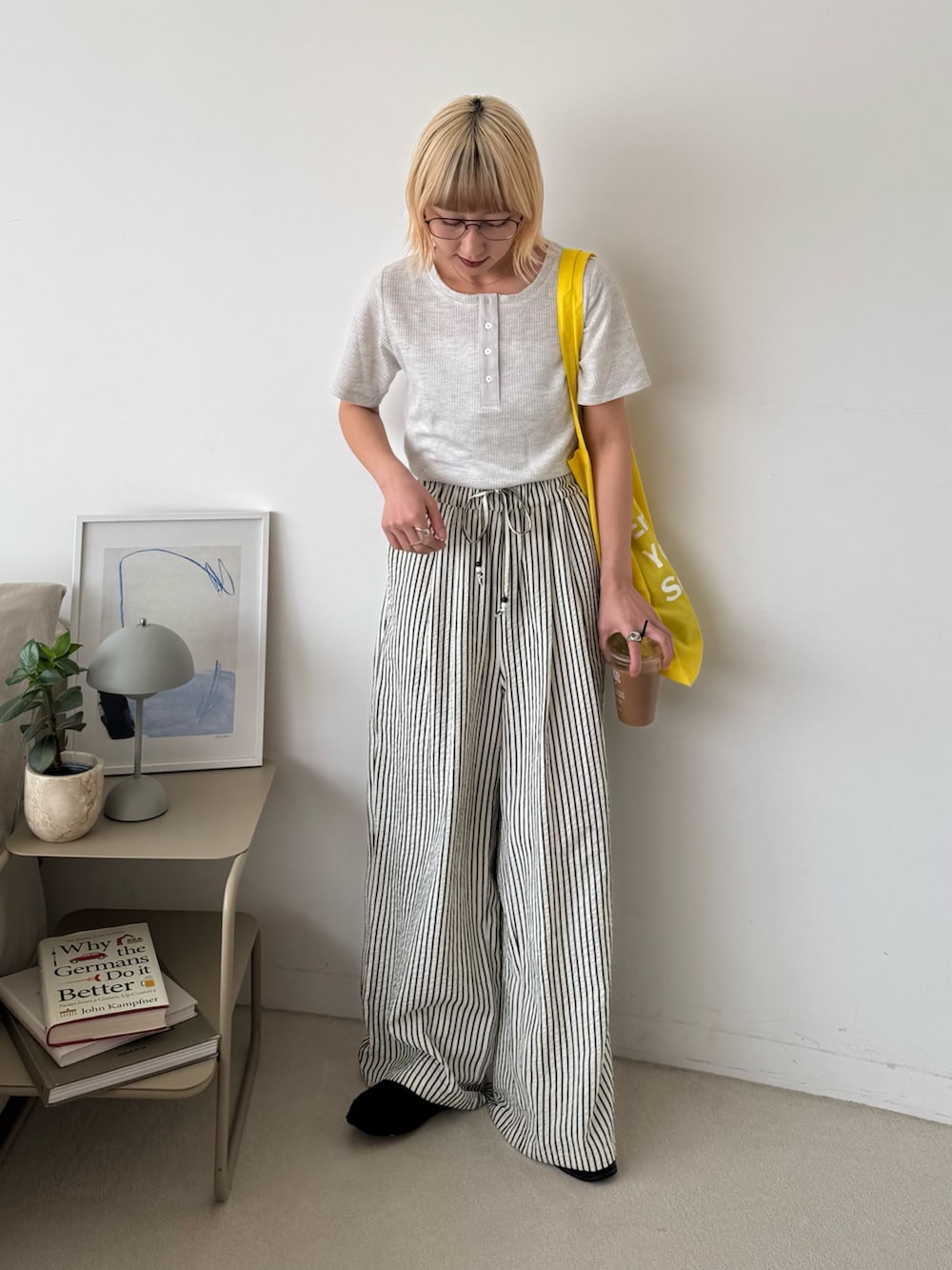 ホワイト系のその他パンツ、イエロー系のトートバッグ、グレー系のTシャツ/カットソーを着用したレディースの春コーディネートの3枚目の写真