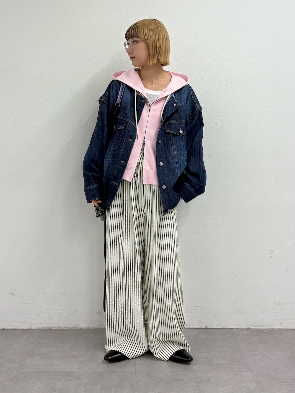 ブルー系のデニムジャケット、ホワイト系のTシャツ/カットソー、ピンク系のパーカーを着用したレディースの春コーディネートの3枚目の写真