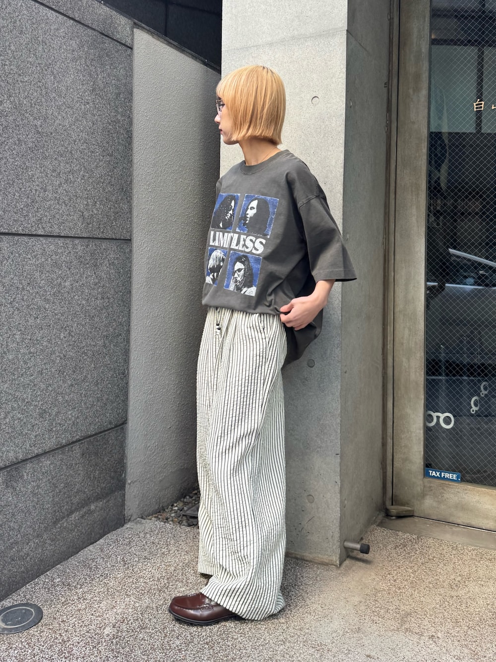 ブラック系のTシャツ/カットソー、ホワイト系のその他パンツを着用したレディースの春コーディネートの2枚目の写真