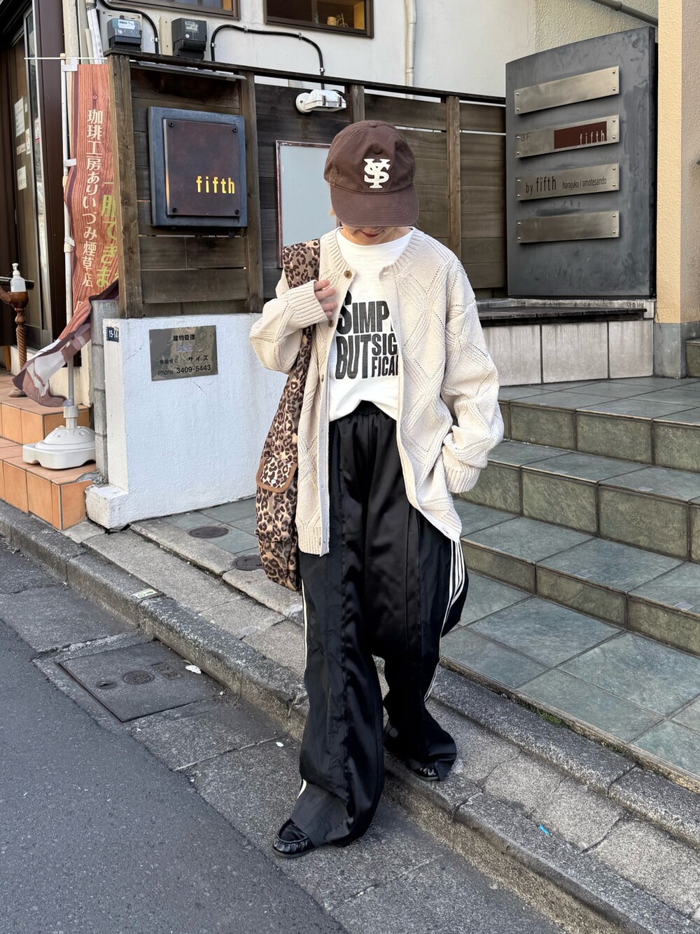 ベージュ系のカーディガン/ボレロ、ブラック系のスウェットパンツを着用したレディースの冬コーディネートの2枚目の写真