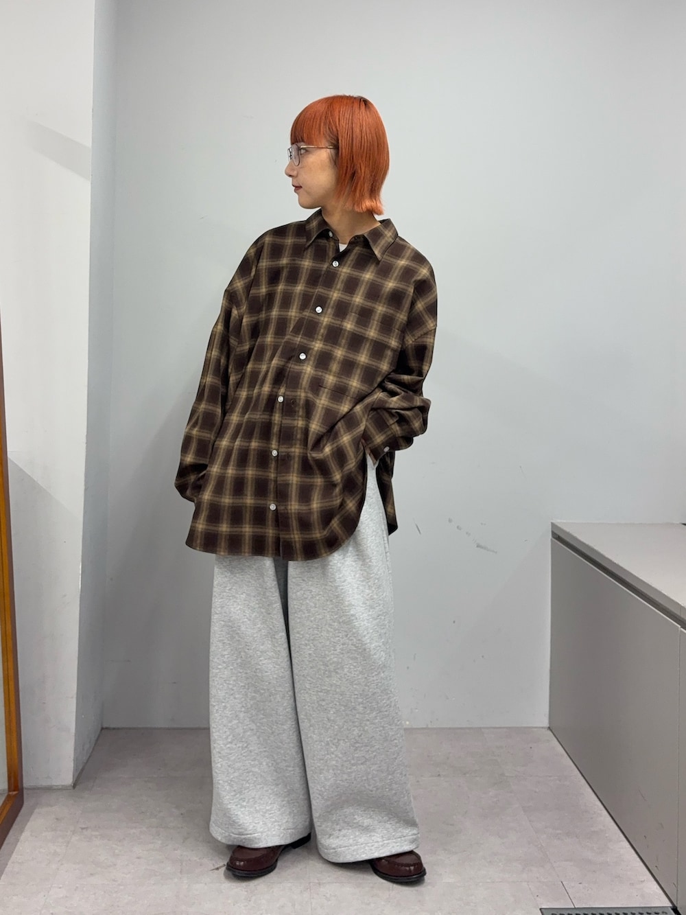 ブラウン系のシャツ/ブラウス、グレー系のその他パンツを着用したレディースの秋コーディネートの2枚目の写真