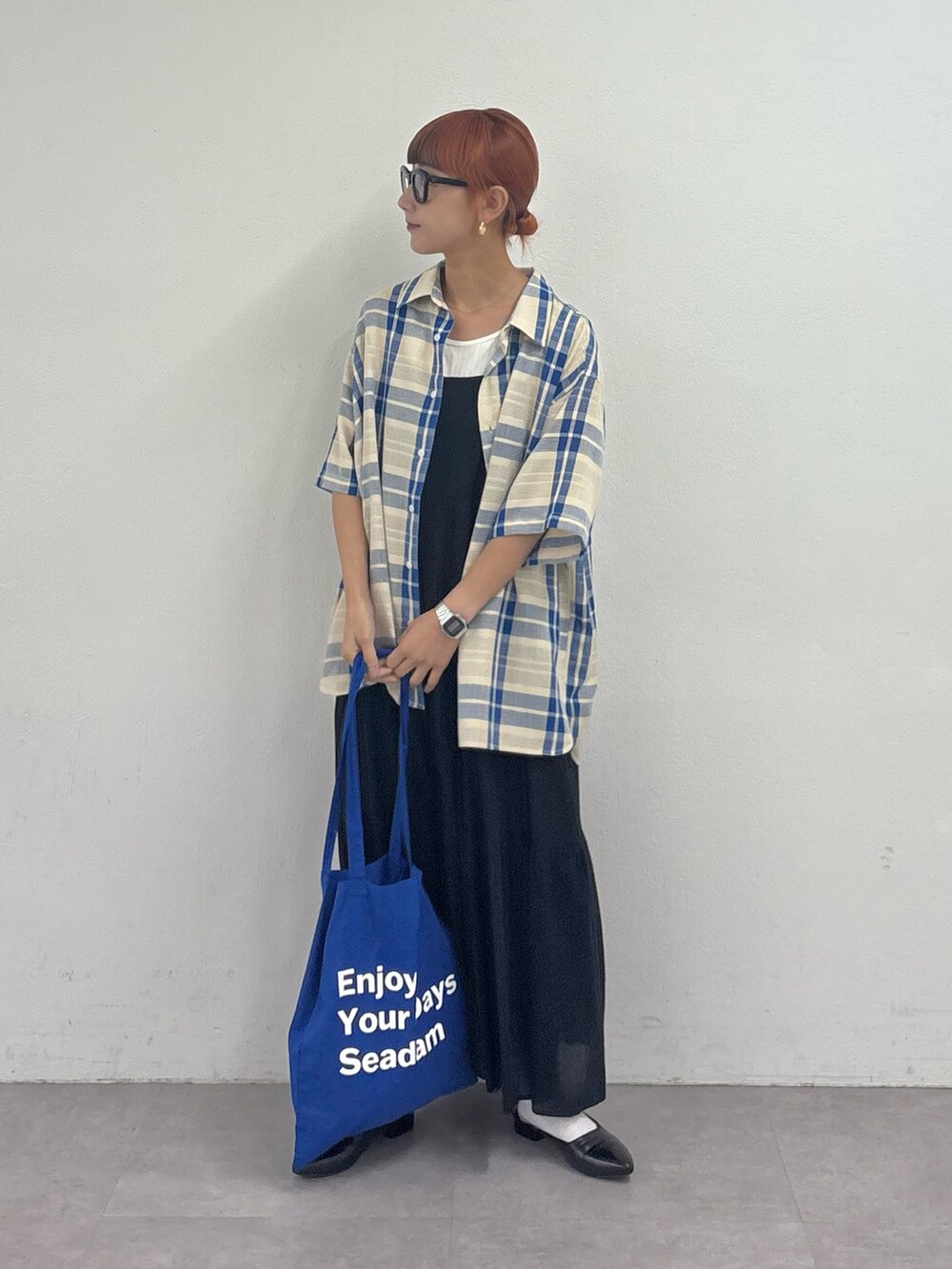 ブラック系のワンピース、ベージュ系のシャツ/ブラウス、ホワイト系のタンクトップを着用したレディースの夏コーディネートの3枚目の写真