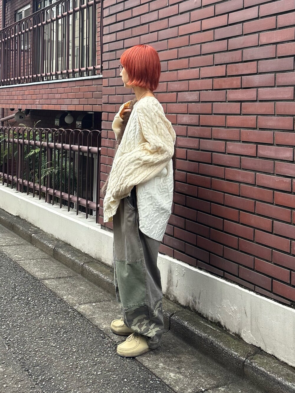 グリーン系のその他パンツ、ホワイト系のニット/セーター、ブラウン系のショルダーバッグを着用したレディースの秋コーディネートの2枚目の写真