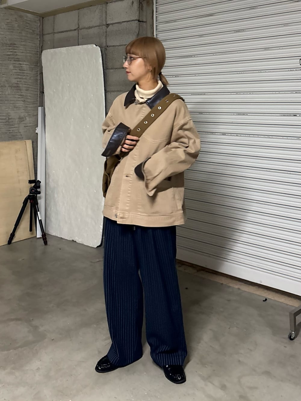 ホワイト系のニット/セーター、ブルー系のスラックス、ブラック系のローファーを着用したレディースの冬コーディネートの2枚目の写真