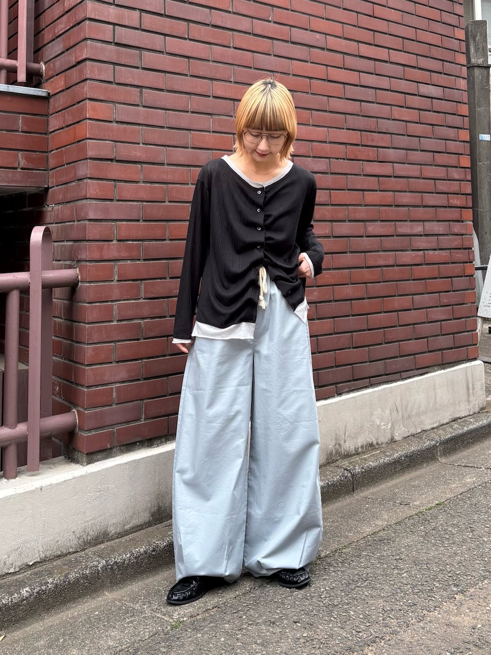 ブラック系のTシャツ/カットソー、ブラック系のローファーを着用したレディースの春コーディネートの2枚目の写真