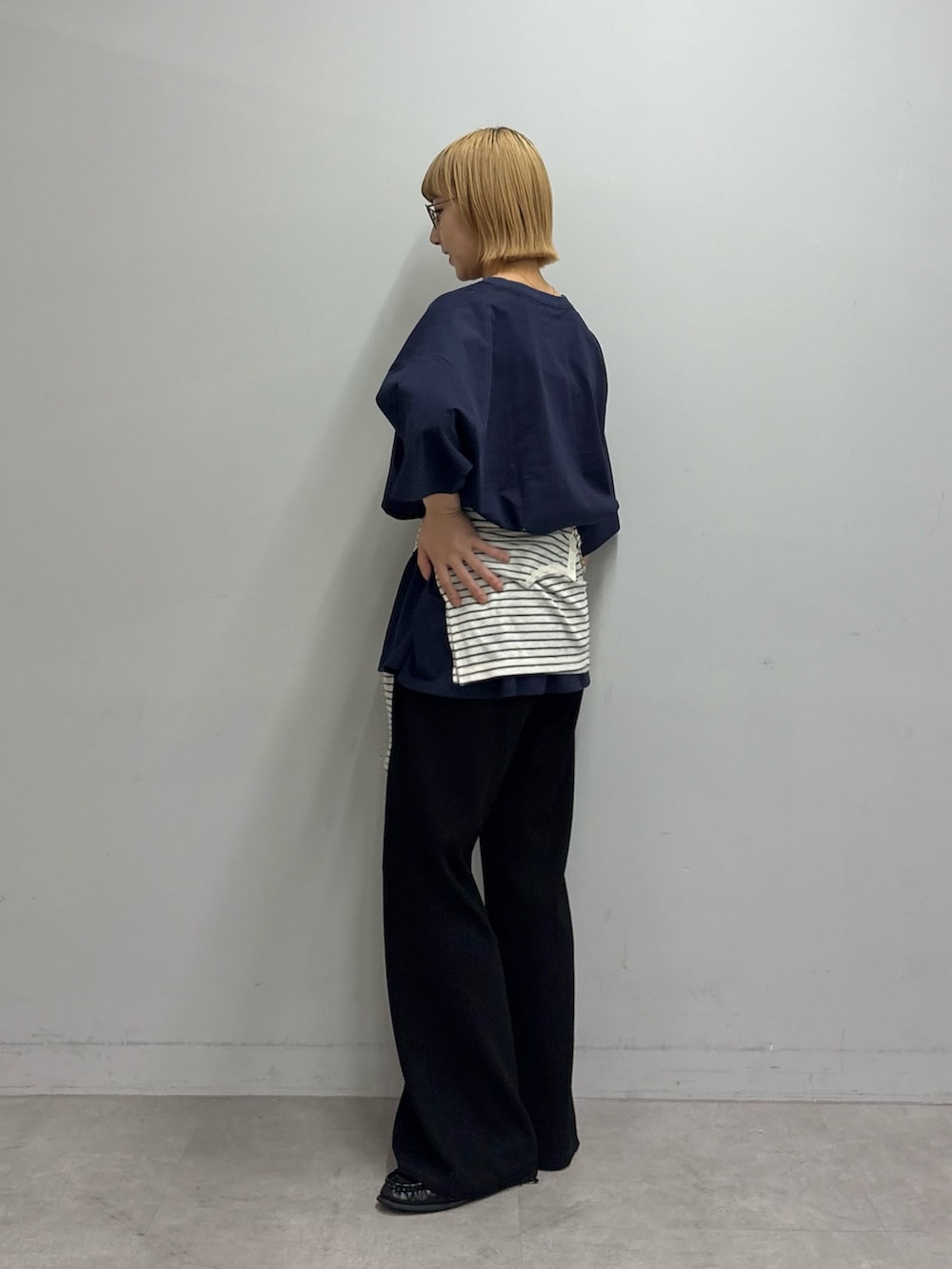 ブルー系のTシャツ/カットソー、ホワイト系のTシャツ/カットソー、ブラック系のその他パンツを着用したレディースの春コーディネートの2枚目の写真