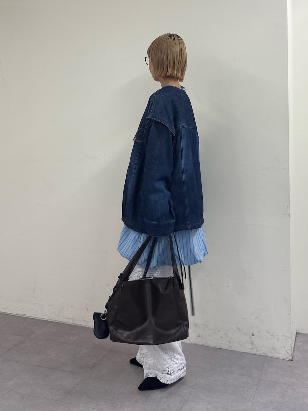 ブルー系のシャツ/ブラウス、ブルー系のデニムジャケット、ホワイト系のその他パンツを着用したレディースの春コーディネートの2枚目の写真