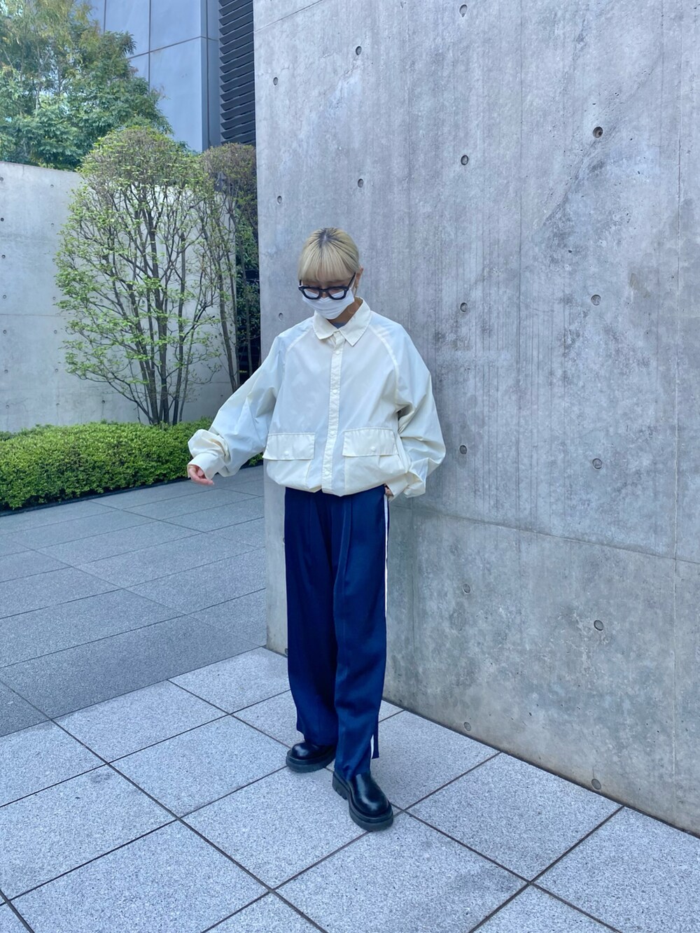 「春服、カジュアルコーデ、お出かけコーデ、大人カジュアル、ラインパンツ、サテンパンツ、ホワイトコーデ、ドリズラージャケット、ジャケット、春服コーデ」｜「CIAOPANIC TYPYのビッグポケットドリズラージャケット/シャツジャケット（ブルゾン、ホワイト系）」を使った、ayakaさん（レディース・158cm）の春コーディネートの2枚目の写真