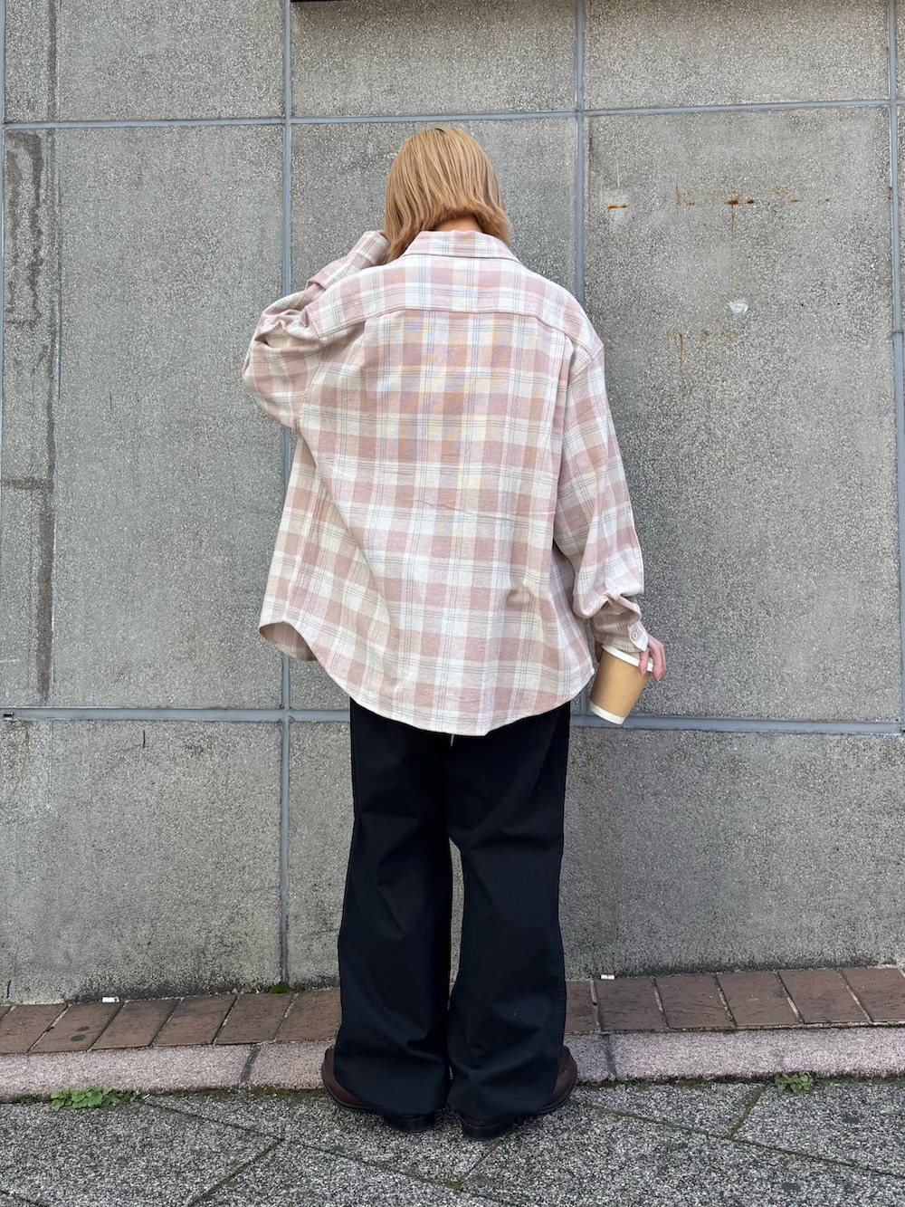 ピンク系のシャツ/ブラウス、ブラック系のカーゴパンツを着用したレディースの春コーディネートの2枚目の写真