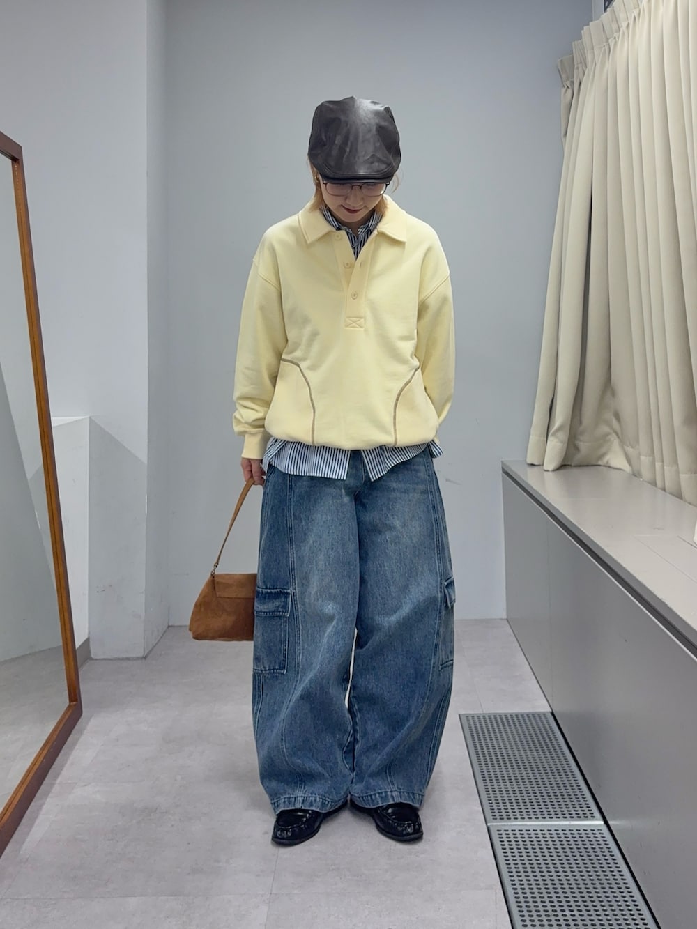 イエロー系のスウェット、ブルー系のシャツ/ブラウス、ブルー系のカーゴパンツを着用したレディースの冬コーディネートの2枚目の写真