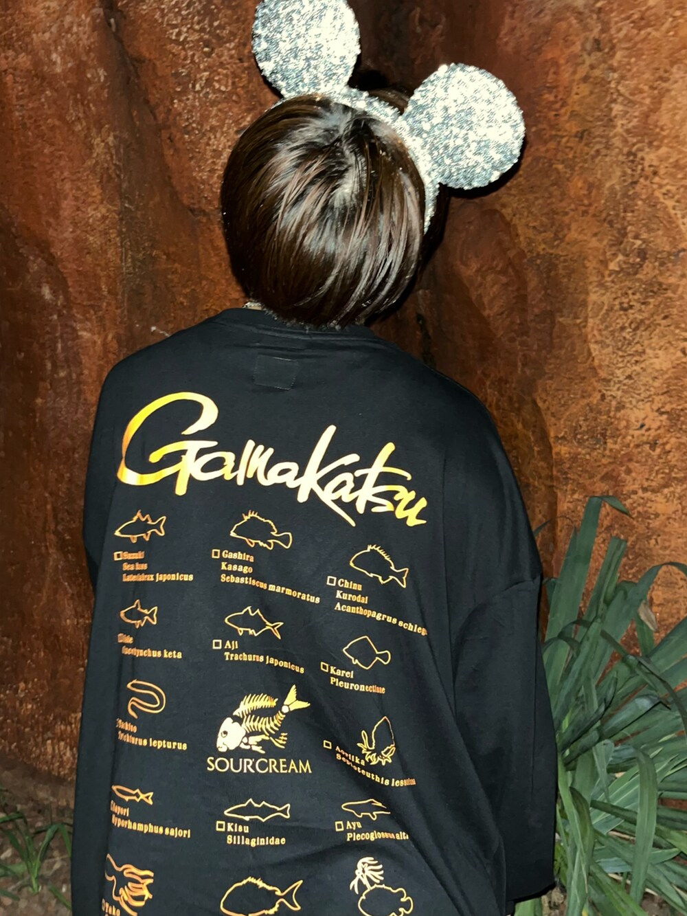 ブラック系のTシャツ/カットソー、ブラック系のカーゴパンツ、ブラック系のスニーカーを着用したレディースの秋コーディネートの2枚目の写真