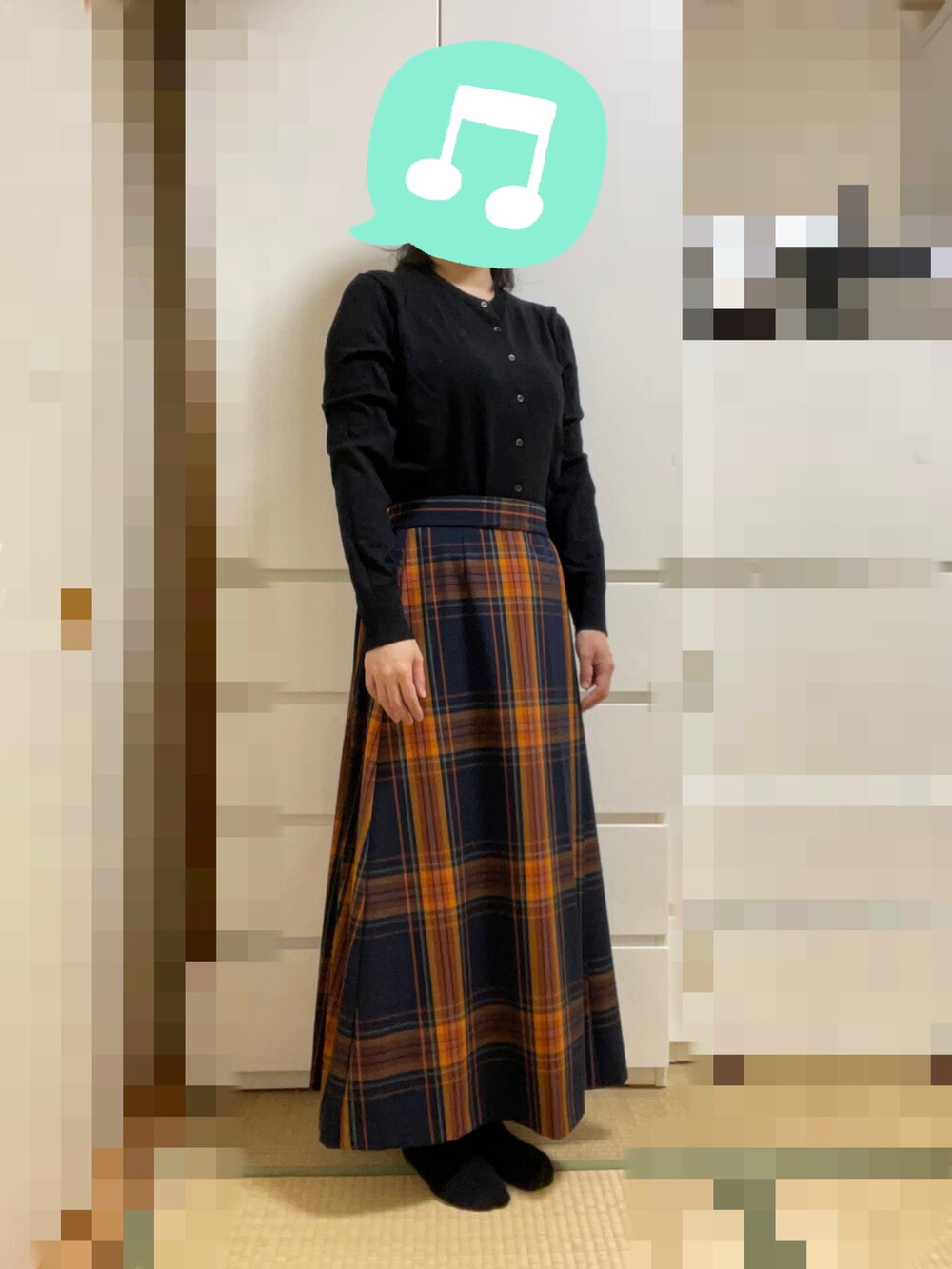 「チェックスカート、習い事、室内でごめんなさい、きれいめカジュアル、UNIQLO、ブーツ、チェック、プチプラ、カーディガン、GU、ロングスカート」|「UNIQLOのエクストラファインメリノクルーネックカーディガン(長袖) Lサイズ(ニット/セーター、ブラック系)」を使った、むぅたさん(レディース・159cm)の冬コーディネートの2枚目の写真
