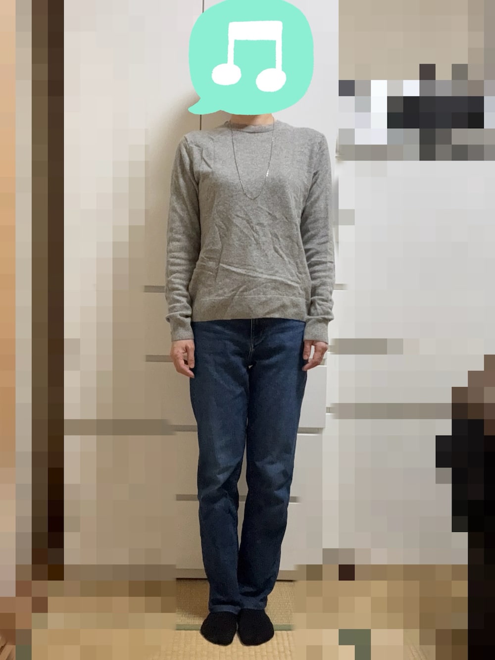 ブルー系のダウンジャケット/コート、ブラック系のバックパック/リュック、グレー系のニット/セーターを着用したレディースの冬コーディネートの2枚目の写真