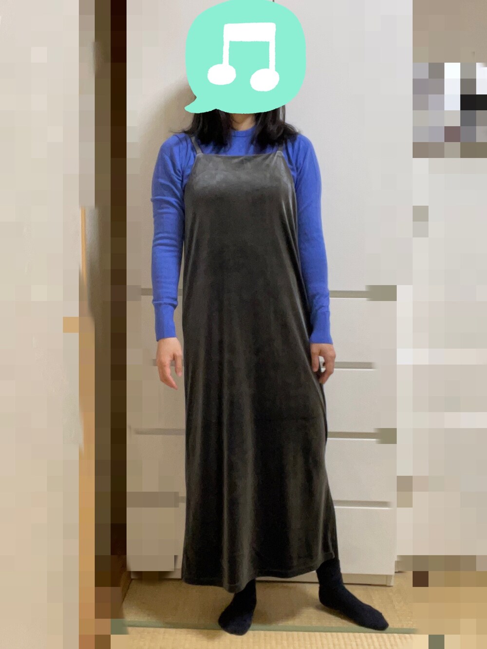 「ニット、ワンピース、ワンポイントカラー、ダウン、ブーツ、GU、リュック、室内でごめんなさい、冬コーデ」｜「UNIQLOのエクストラファインメリノクルーネックセーター（長袖）　Mサイズ（ニット/セーター、ブルー系）」を使った、むぅたさん（レディース・159cm）の冬コーディネートの2枚目の写真