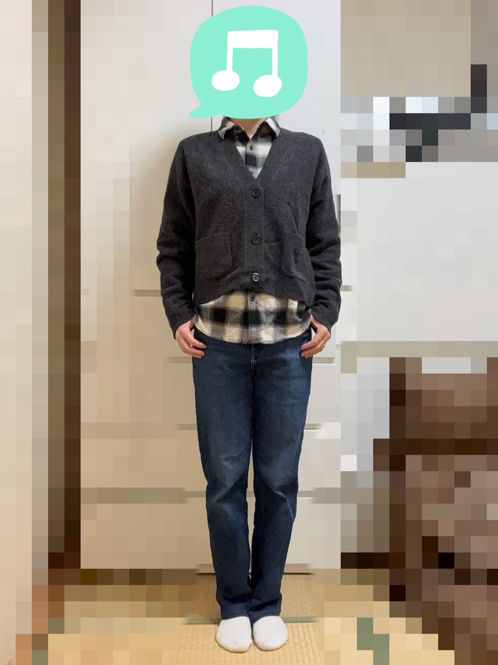 ブルー系のダウンジャケット/コート、ホワイト系のスニーカー、ブラック系のシャツ/ブラウスを着用したレディースの冬コーディネートの2枚目の写真