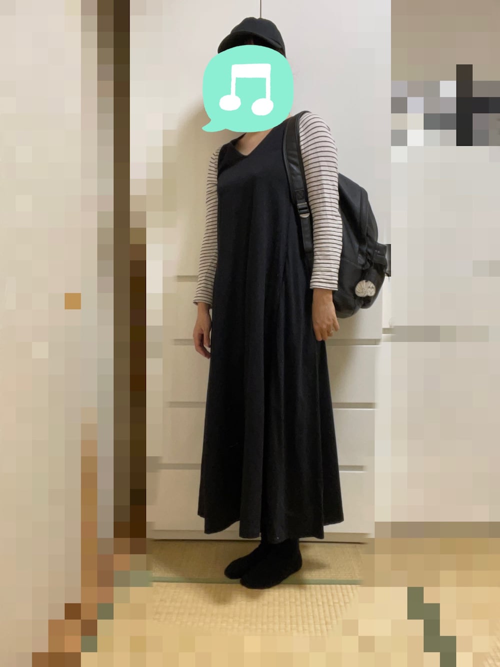 「習い事、室内でごめんなさい、モノトーン、差し色、ロングワンピース、レイヤードスタイル、シンプルコーデ、スニーカー、UNIQLO、プチプラ、キャップ」|「Samansa Mos2の温暖保湿加工ボーダークルーネックカットソー(Tシャツ/カットソー、ホワイト系)」を使った、むぅたさん(レディース・159cm)の秋コーディネートの2枚目の写真