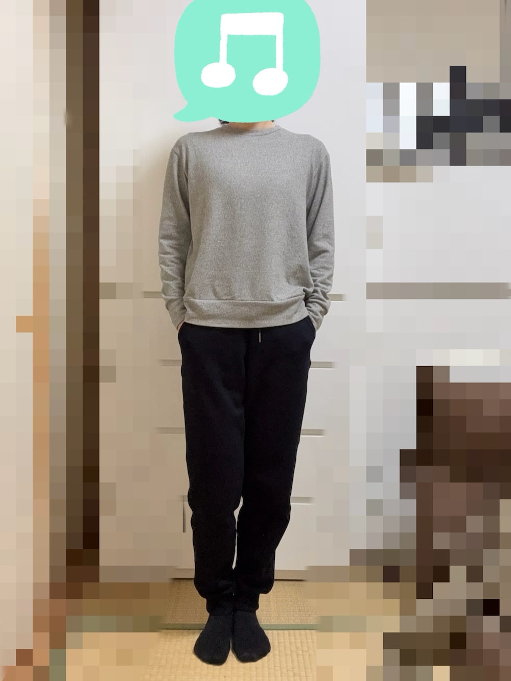 ブラック系のバックパック/リュック、グリーン系のモッズコート、グレー系のトップスを着用したレディースの春コーディネートの2枚目の写真