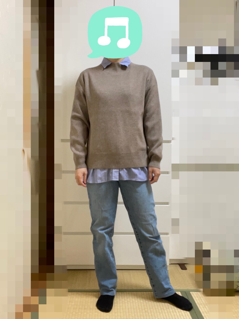 「シャツ、ニット、デニム、ブーツ、ショルダーバッグ、マフラー、室内でごめんなさい、マネっこコーデ」｜「UNIQLOのコットンストライプシャツ　Sサイズ（シャツ/ブラウス、ブルー系）」を使った、むぅたさん（レディース・159cm）の冬コーディネートの2枚目の写真