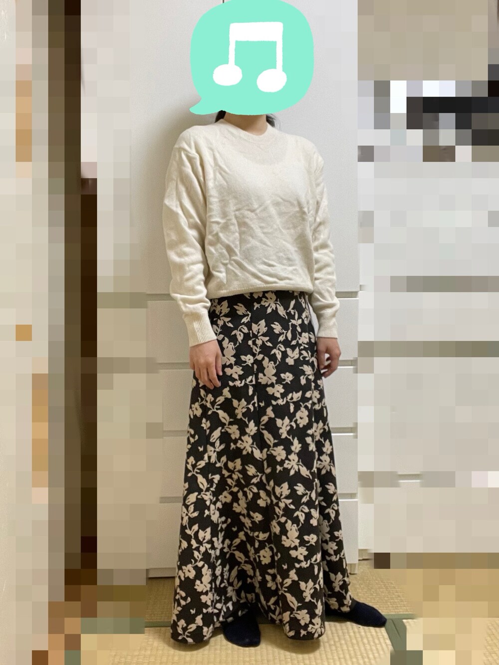 「モノトーン、ニット、スカート、ダウンジャケット、ブーツ、リュック、ニット帽、室内でごめんなさい」｜「UNIQLOのプレミアムラムクルーネックセーター（長袖）　Mサイズ（ニット/セーター、ホワイト系）」を使った、むぅたさん（レディース・159cm）の春コーディネートの2枚目の写真